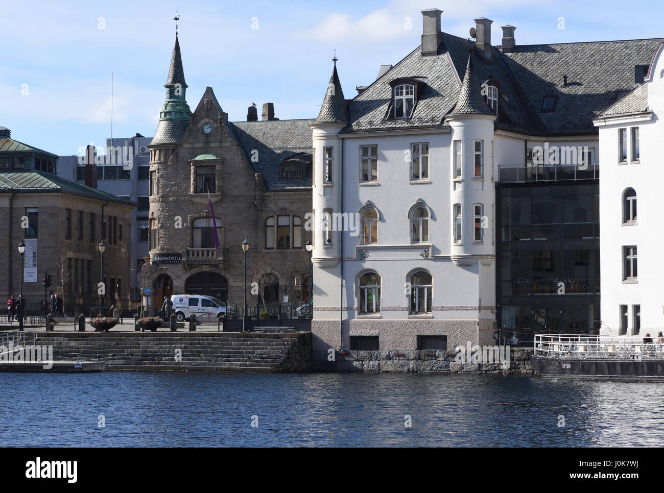 I palazzi in stile liberty sul lungomare del porto a Alesund. Ålesund, Møre og Romsdal, Norvegia. Foto Stock