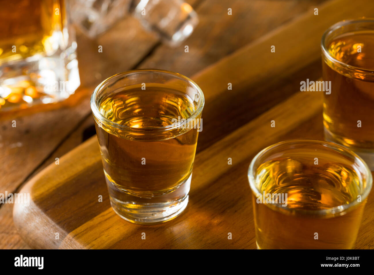 Gruppo di Bourbon whiskey scatti pronta da bere Foto Stock