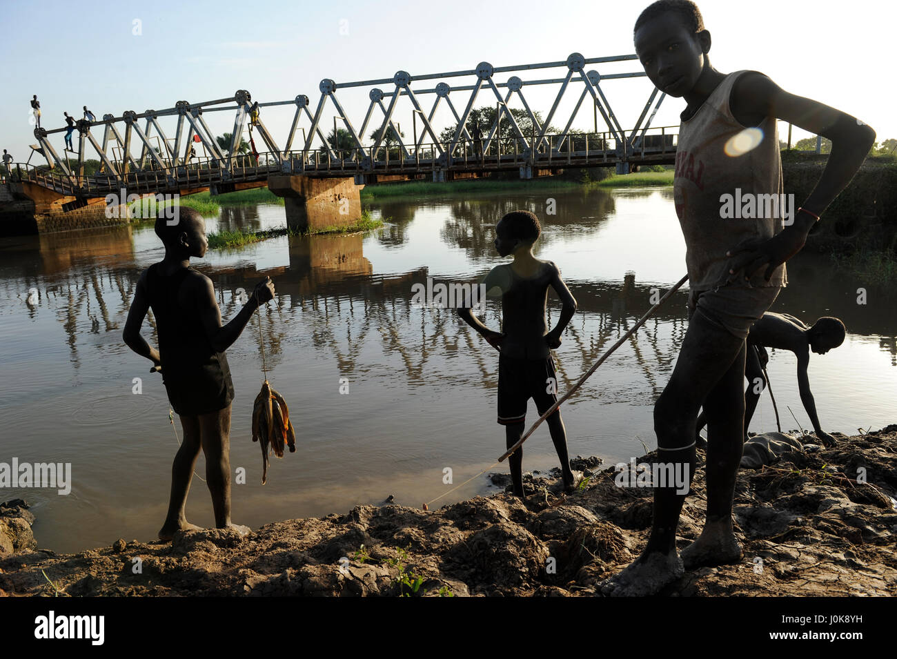 Il SUD SUDAN Stato dei Laghi, Rumbek, ragazzi per la cattura di pesce al Bamam ponte che era stato distrutto durante la guerra tra SPLA e nord Sudan Esercito / SUED SUDAN, Jungen angeln an der Bamam Bruecke Foto Stock