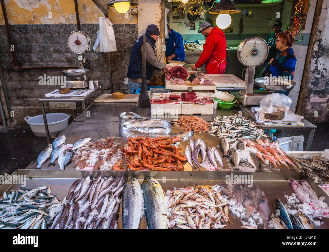 Pesci e gamberetti per la vendita sul quotidiano mercato all'aperto nella città di Siracusa, angolo sud-est dell'isola di Sicilia, Italia Foto Stock