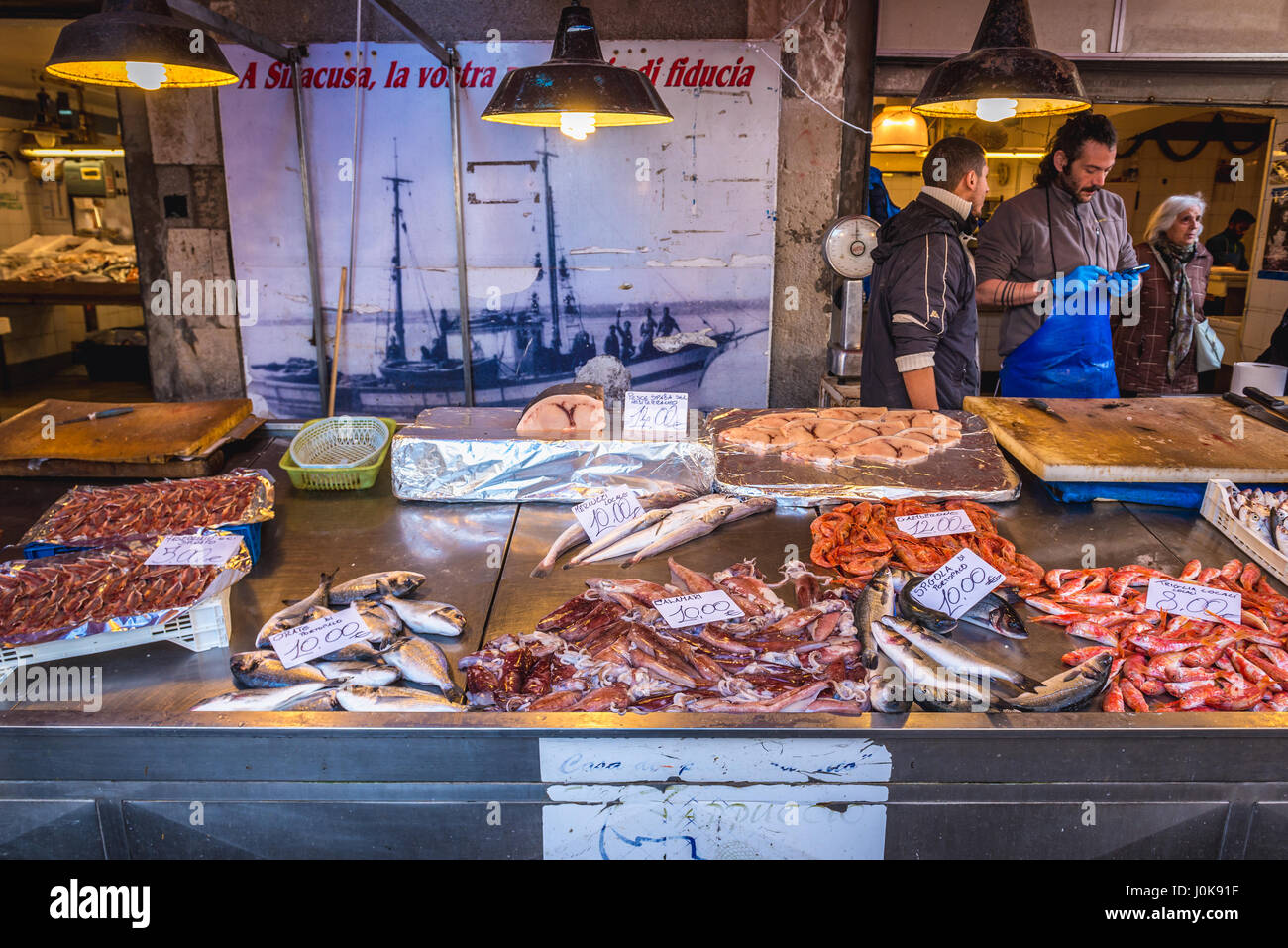 Frutti di mare per la vendita su un mercato all'aperto nella città di Siracusa, angolo sud-est dell'isola di Sicilia, Italia Foto Stock