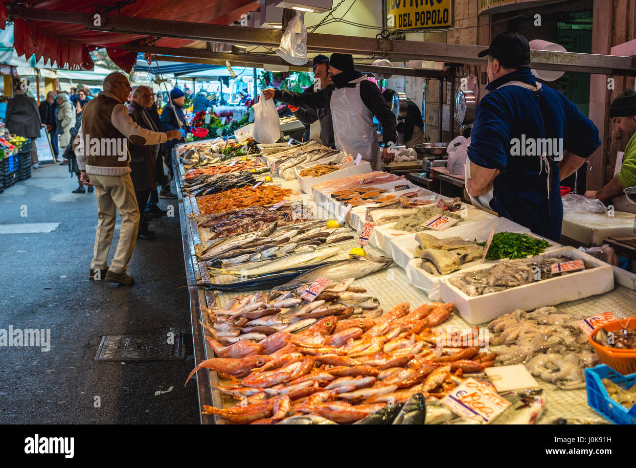 Mare stand alimentari sul quotidiano mercato all'aperto nella città di Siracusa, angolo sud-est dell'isola di Sicilia, Italia Foto Stock