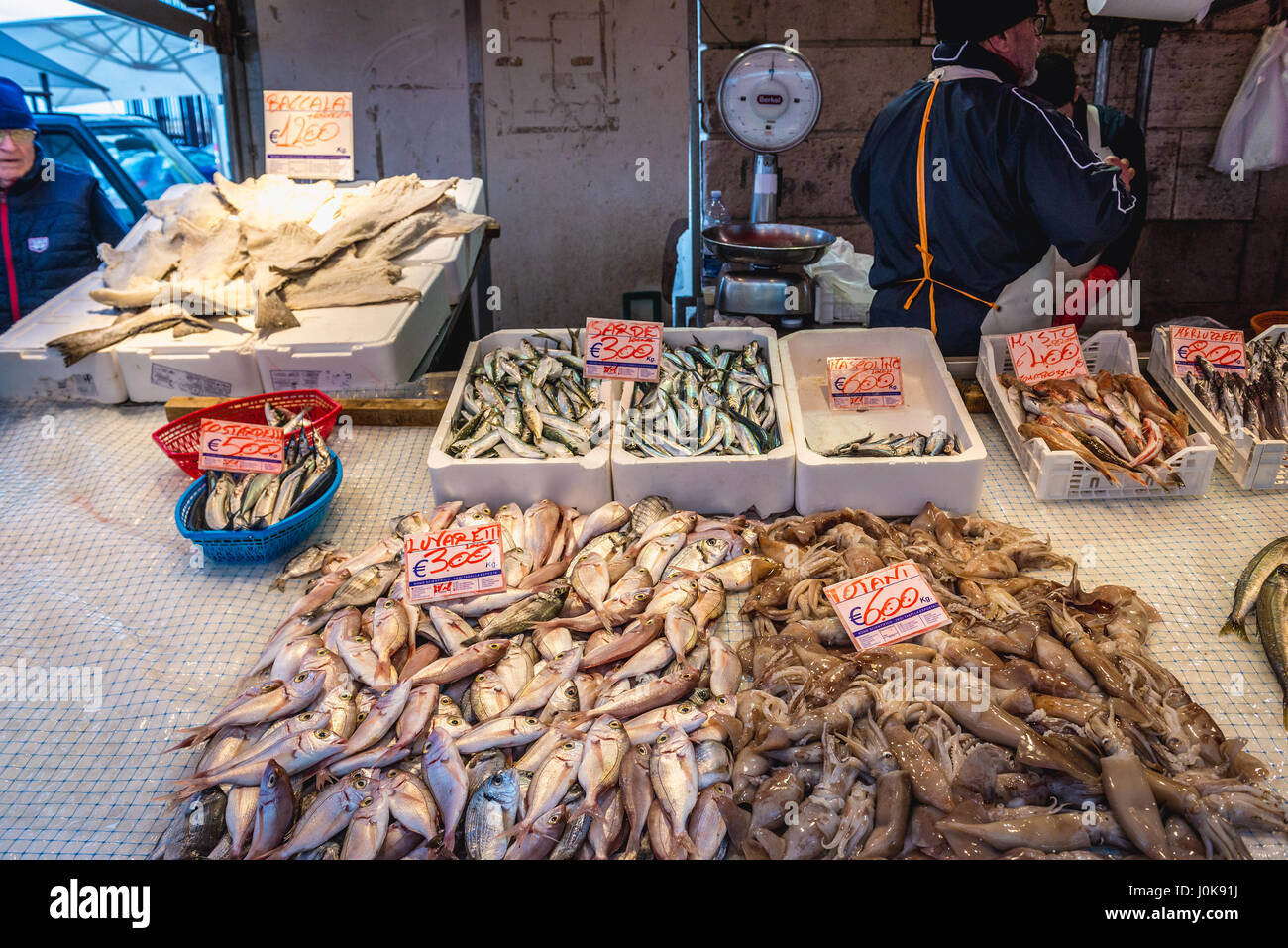 Pesci e calamari in vendita sul quotidiano mercato all'aperto nella città di Siracusa, angolo sud-est dell'isola di Sicilia, Italia Foto Stock