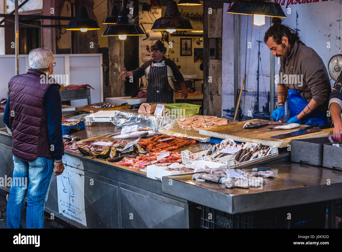 Mare stand alimentari sul quotidiano mercato all'aperto nella città di Siracusa, angolo sud-est dell'isola di Sicilia, Italia Foto Stock