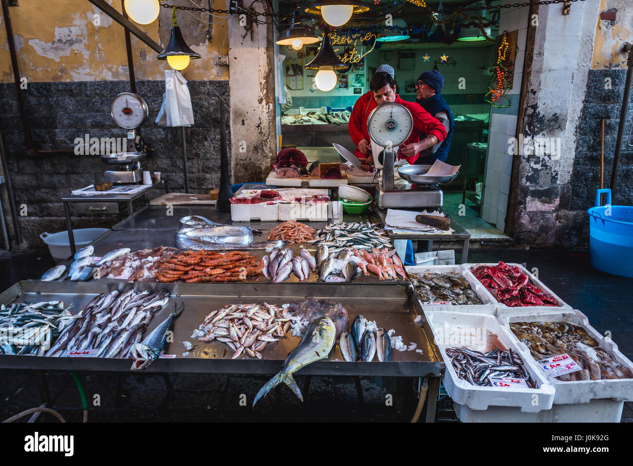 Pesci e gamberetti per la vendita sul quotidiano mercato all'aperto nella città di Siracusa, angolo sud-est dell'isola di Sicilia, Italia Foto Stock