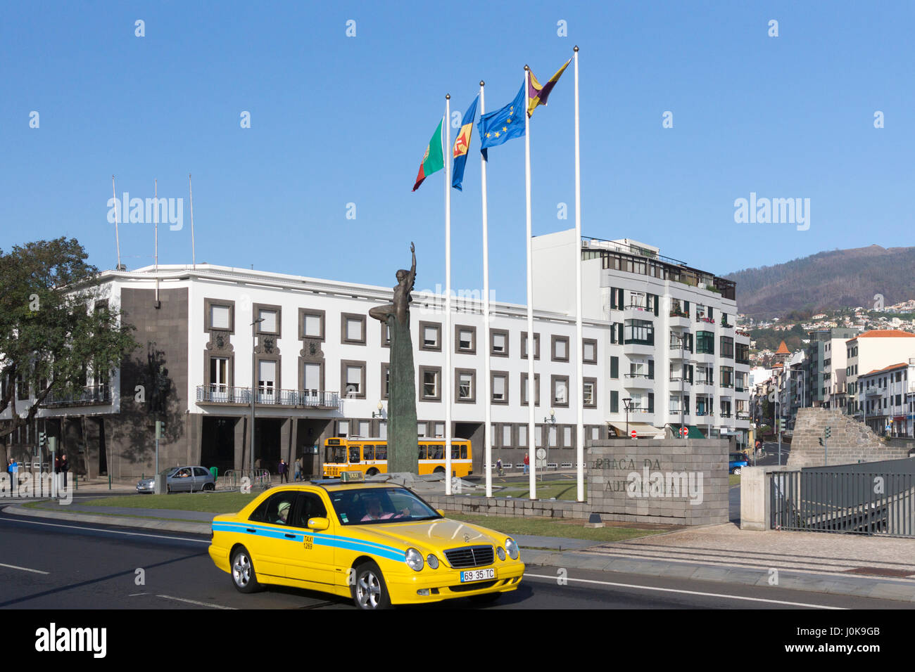 Un tipico taxi Madeira passando davanti og Praça da Autonomia (autonomia Square) a Funchal Foto Stock