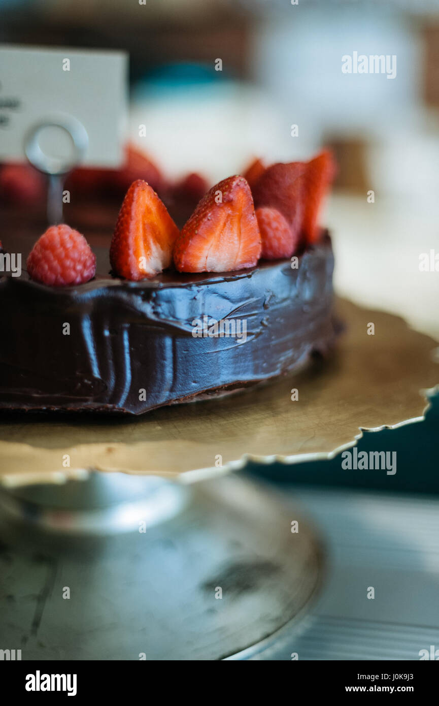 Cioccolato fondente e torta di frutti di bosco Foto Stock