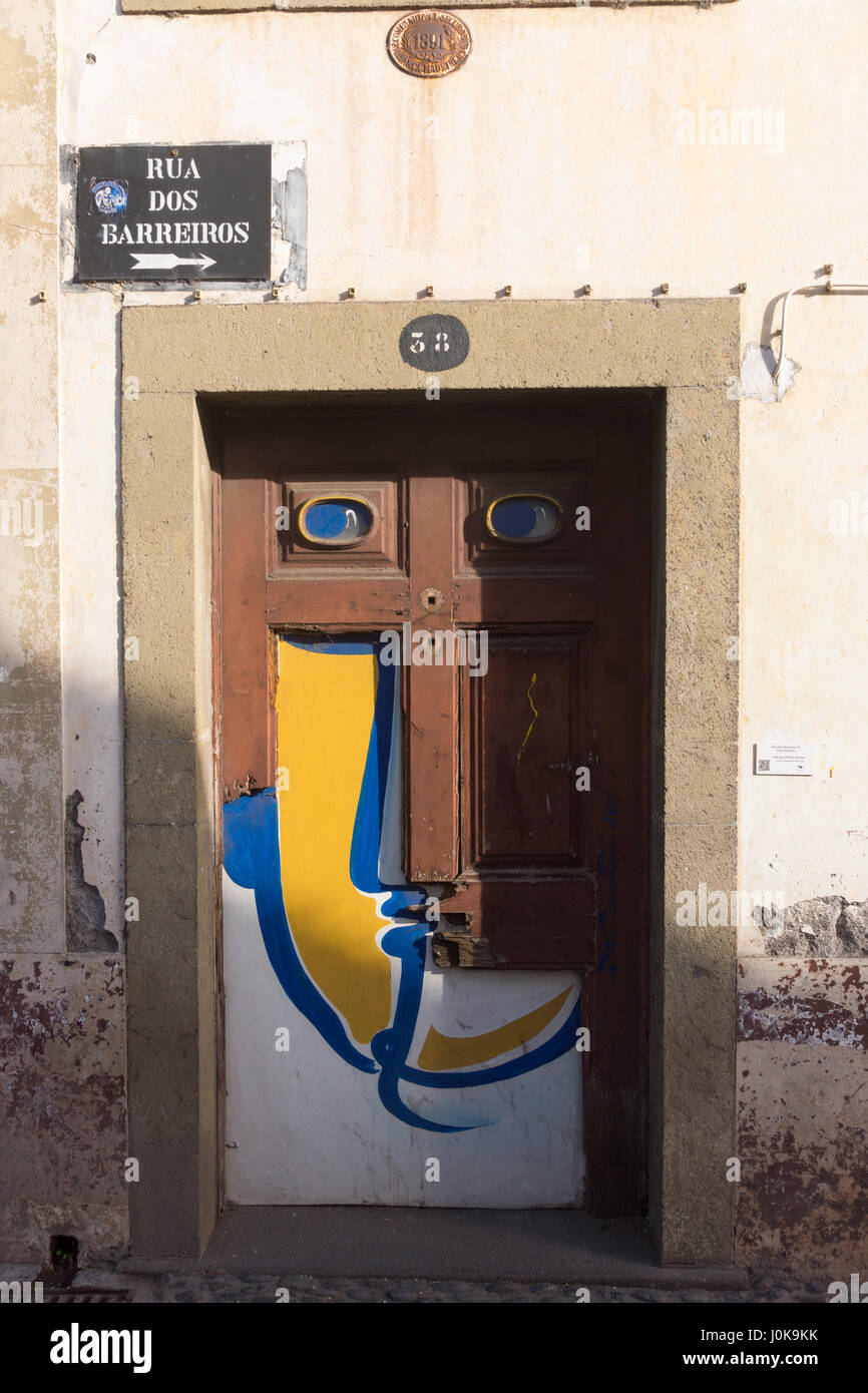Un dipinto di faccia parte di una serie di porte dipinte dall' "arte di aprire porte' progetto, Funchal, Madeira Foto Stock