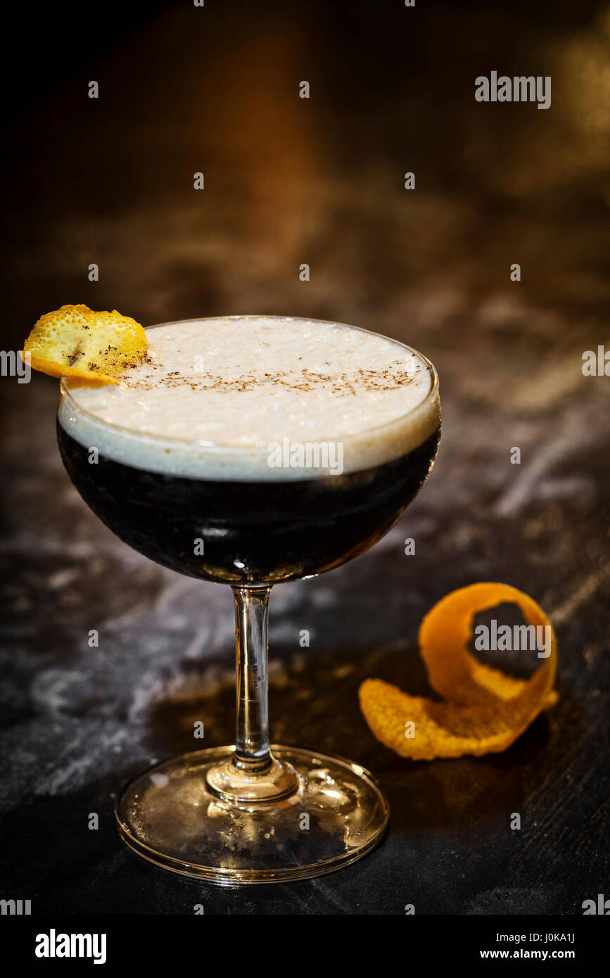 Expresso cofeee martini cocktail drink nel bar moderno Foto Stock