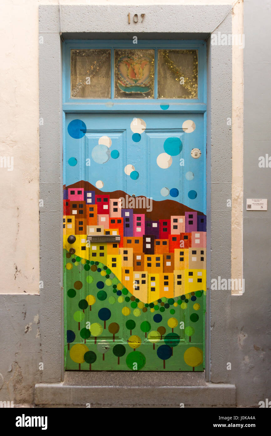 Un dipinto di un paesaggio urbano; fa parte di una serie di porte dipinte dall' "arte di aprire porte' progetto, Funchal, Madeira Foto Stock