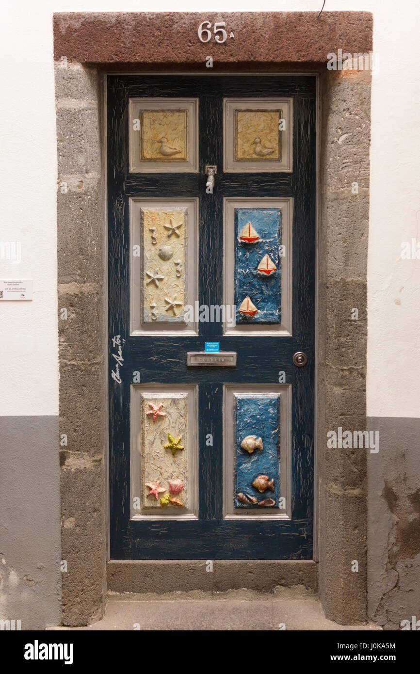 Un dipinto di barche e conchiglie; fa parte di una serie di porte dipinte dall' "arte di aprire porte' progetto, Funchal, Madeira Foto Stock