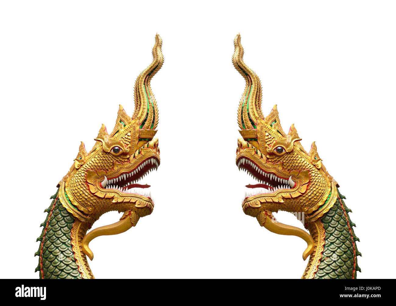 Re serpente o re di naga statua nel tempio thailandese isolato su bianco Foto Stock