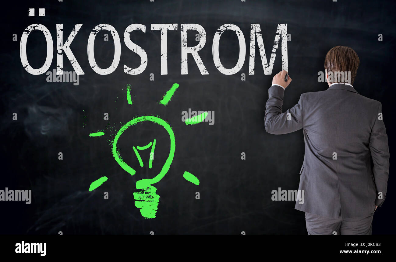 Imprenditore scrive oekostrom (in tedesco eco power) sul concetto di lavagna. Foto Stock