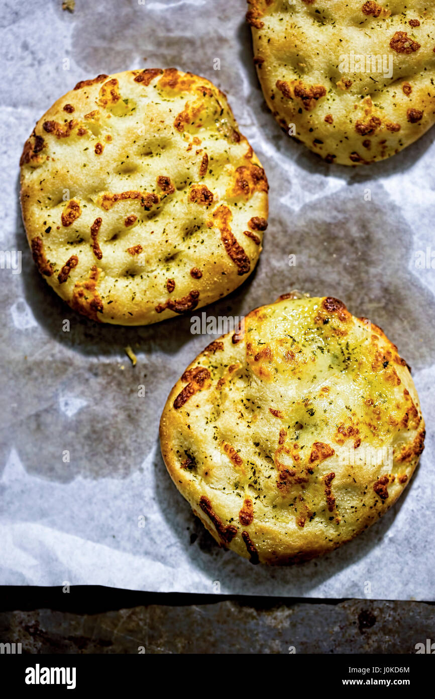 Mini focaccia pane alle erbe e mozzarella Foto Stock