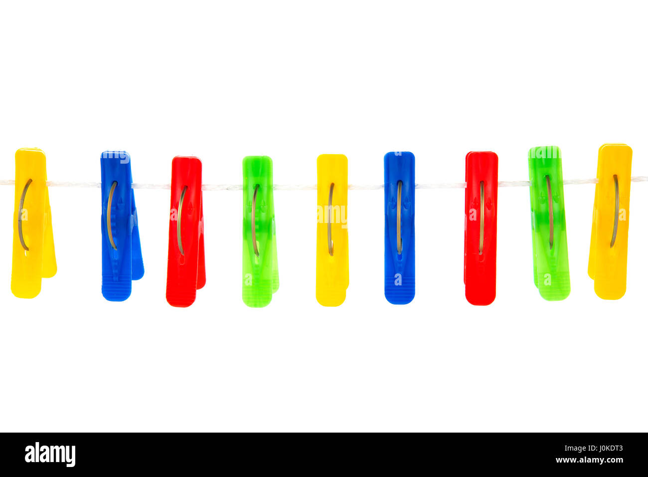 Colorate di rosso, giallo, verde, blu clothespins appeso a una fune isolati su sfondo bianco Foto Stock