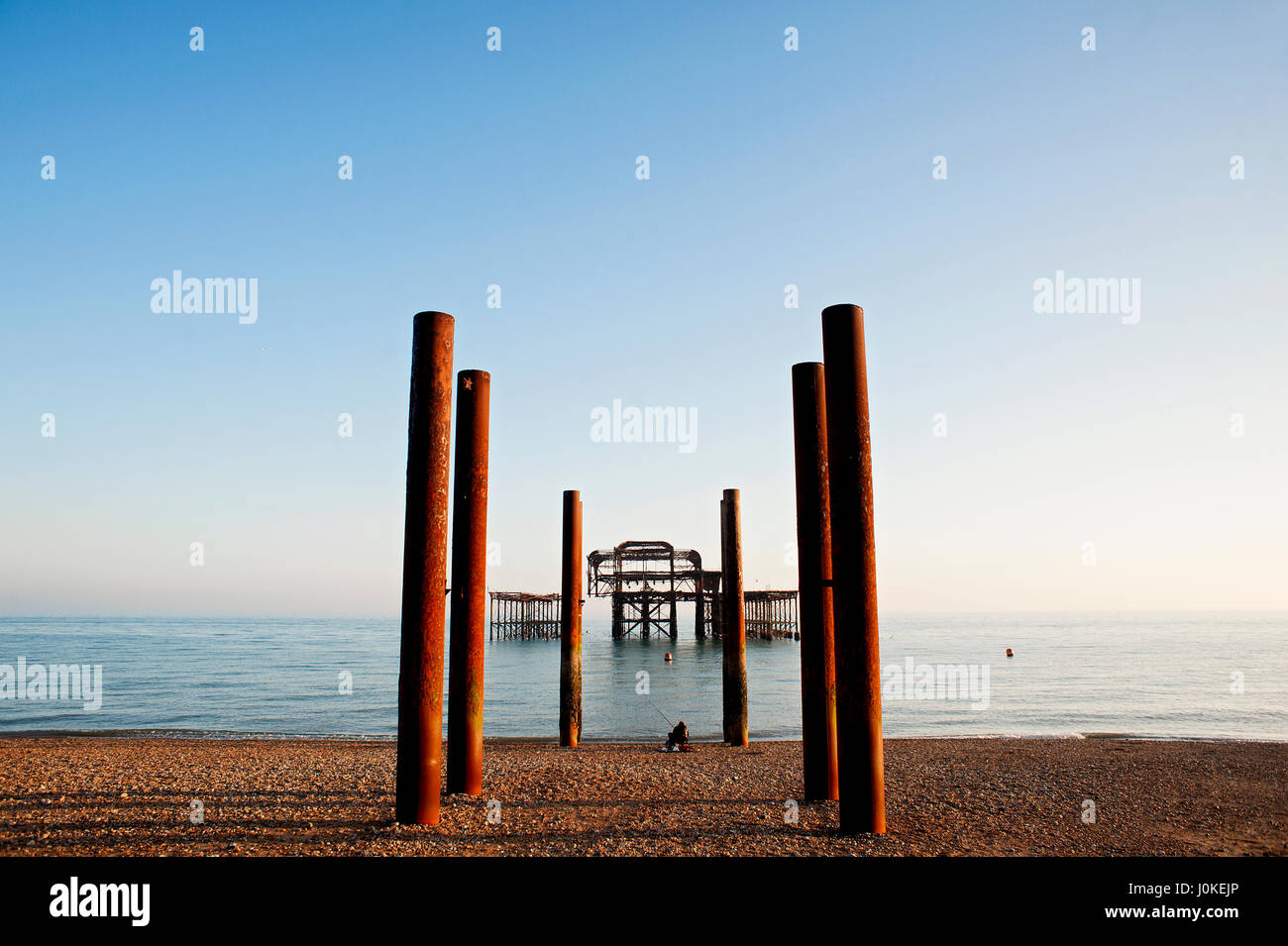 Brighton e Hove il Molo Ovest è un famoso punto di riferimento sulla costa sud dell'Inghilterra, ora un bruciata scheletro arrugginimento dovuto a 2 fuochi in 2003. Foto Stock