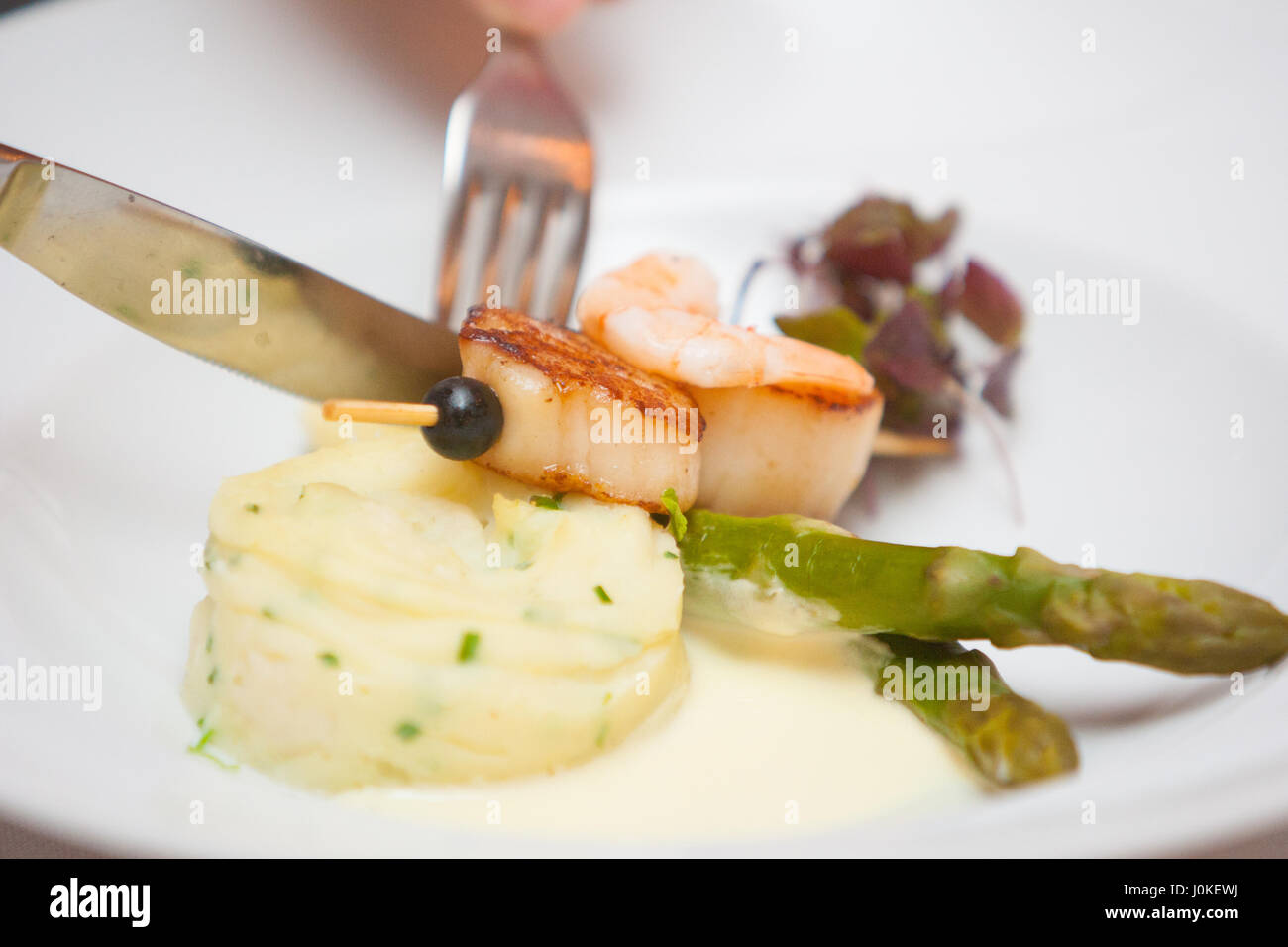 Gli asparagi e gamberetti piatto con purè patatoes Foto Stock