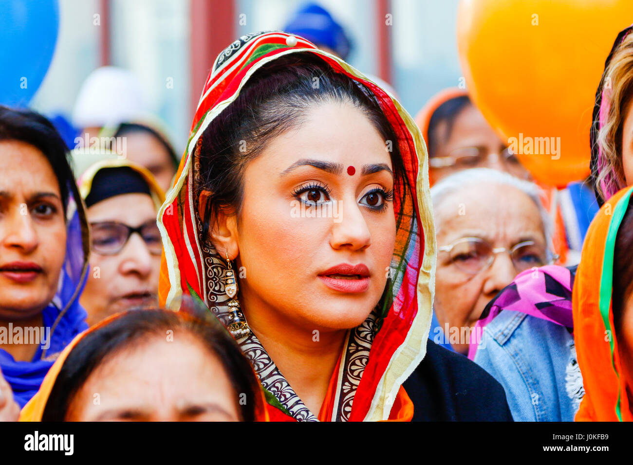 Una donna Sikh, in mezzo alla folla a celebrazioni religiose di Vaishakhi, il Festival di Primavera, Glasgow, Scotland, Regno Unito Foto Stock