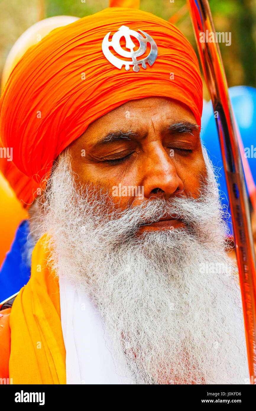 Procesion sikh di leader religiosi, Panj Pyare, cari alla raccolta annuale festival di Vaishakhi, al di fuori della Gurdwara, Strada di Otago, Gla Foto Stock