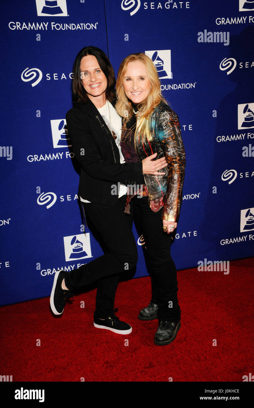 (L-R) Linda Wallem e artista di registrazione Melissa Etheridge frequentare il XVII Annual Grammy Legacy di fondazione con un concerto presso la Wilshire Ebell Theatre il 5 febbraio 2015 a Los Angeles, California. Foto Stock