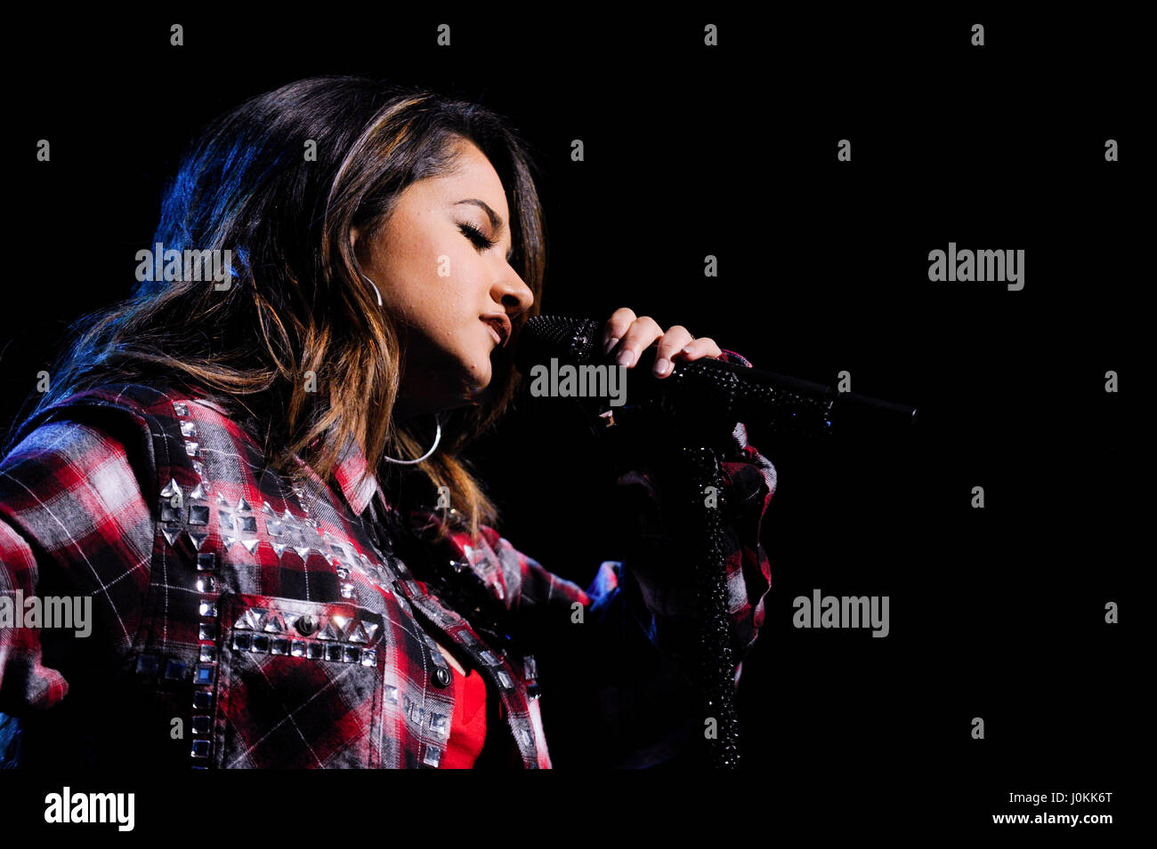 Il cantante Becky G esegue live all'Esercito della Salvezza Rock il bollitore rosso in concerto al teatro di Microsoft su dicembre 5th, 2015 a Los Angeles, California. Foto Stock