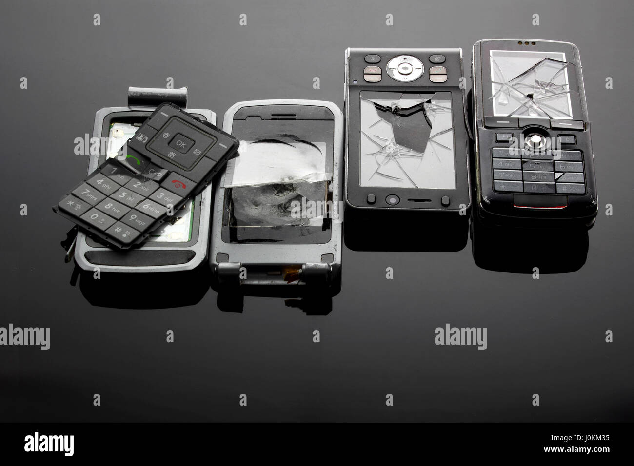 Rotture di telefoni cellulari su sfondo nero Foto Stock