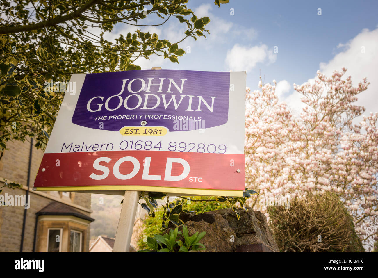 Segno venduti al di fuori di una proprietà in Great Malvern, Worcersteshire, UK Gran Bretagna - Agente immobiliare Foto Stock