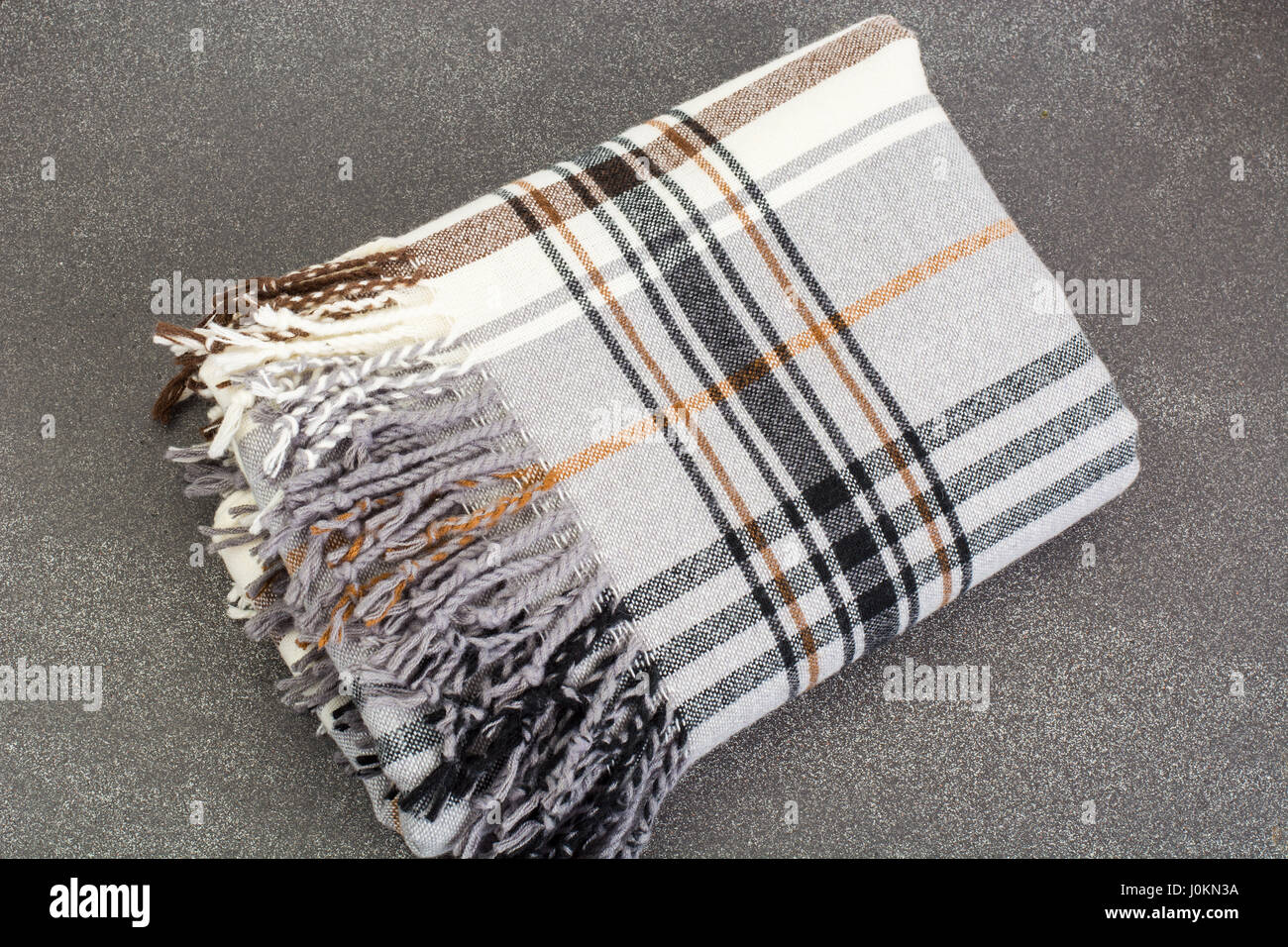 Plaid di lana in gabbia su sfondo grigio. Foto Studio Foto Stock