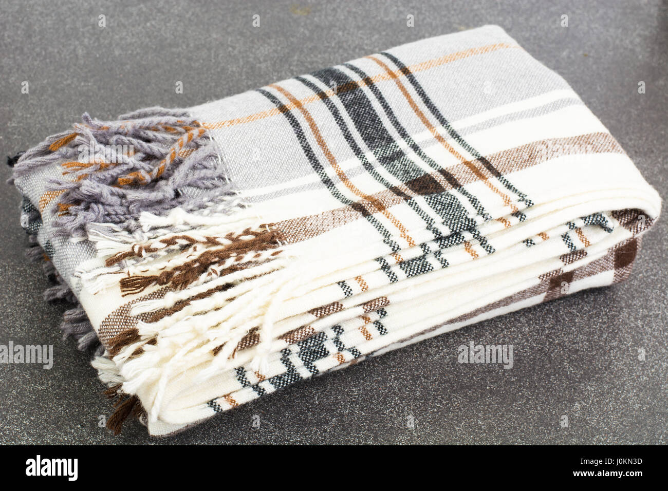 Plaid di lana in gabbia su sfondo grigio. Foto Studio Foto Stock