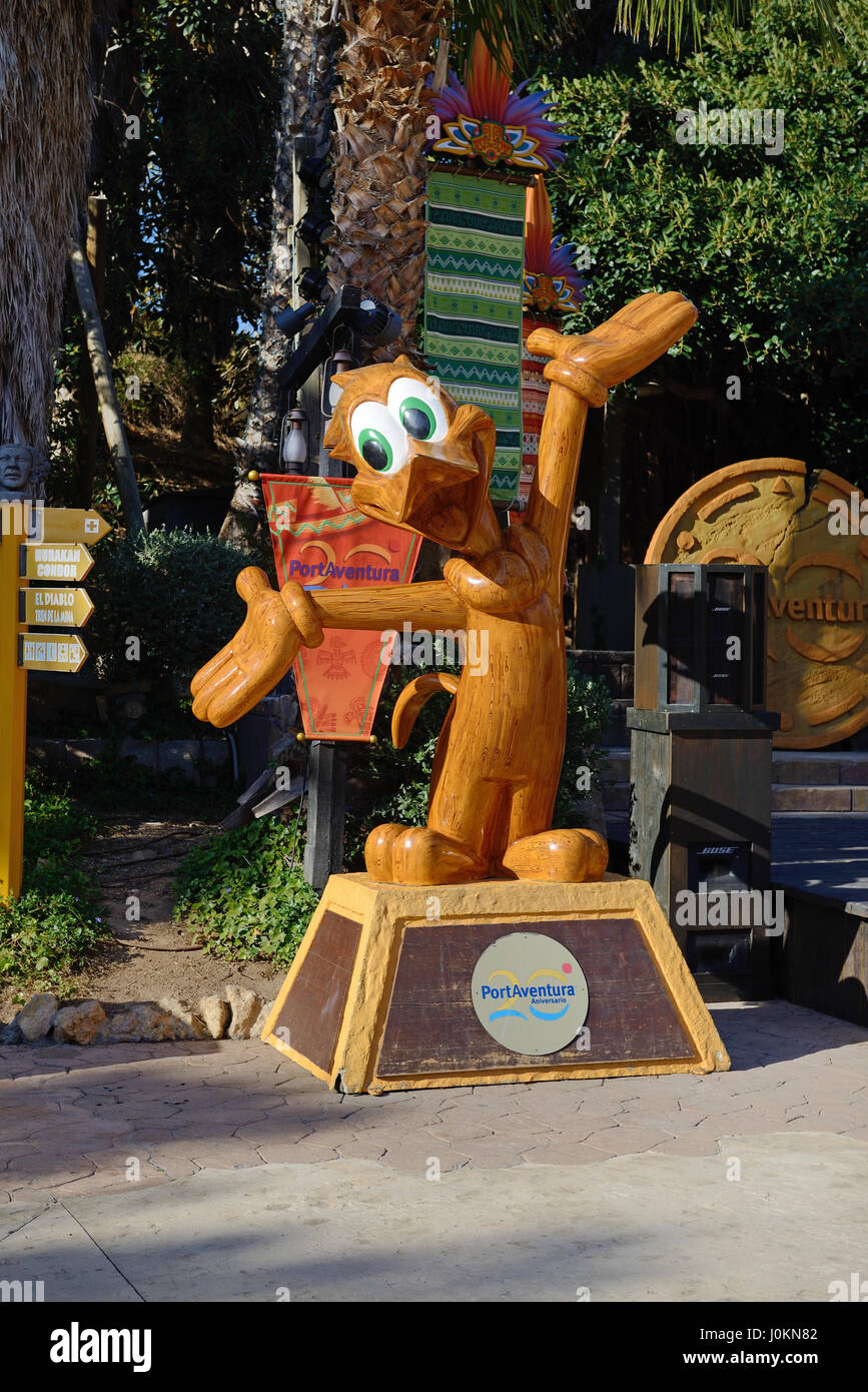 PORT AVENTURA, Spagna - 26 Maggio: l'anatra in legno statua si trova nel parco a tema di Port Aventura nel Maggio 26, 2015 a Salou, Spagna. Il parco ha un più alto rollercoa Foto Stock