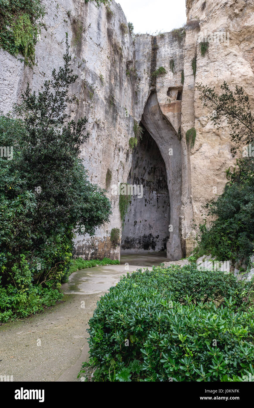Orecchio di Dionisio grotta in Acquario tropicale antica cava, parte del Parco Archeologico della Neapolis nella città di Siracusa, Sicilia Isola, Italia Foto Stock