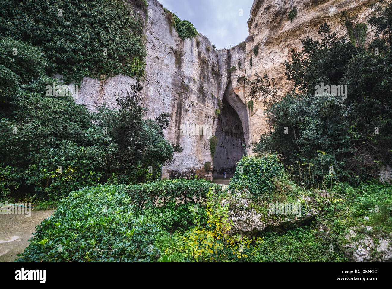Orecchio di Dionisio grotta in Acquario tropicale antica cava, parte del Parco Archeologico della Neapolis nella città di Siracusa, Sicilia Isola, Italia Foto Stock