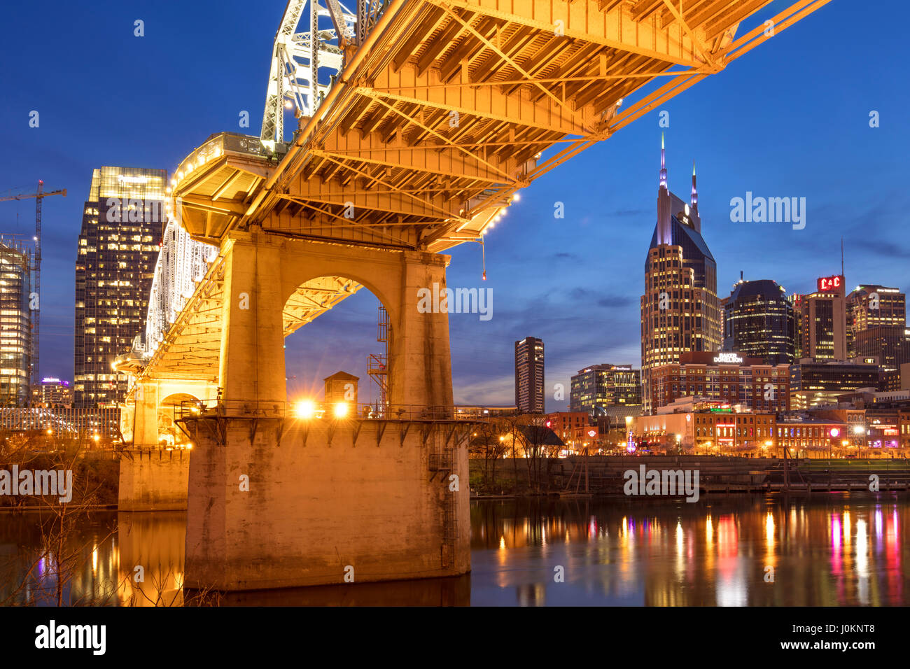Twilight al di sotto del John Seigenthaler ponte pedonale oltre il Cumberland River con skyline di Nashville, Tennessee, Stati Uniti d'America Foto Stock