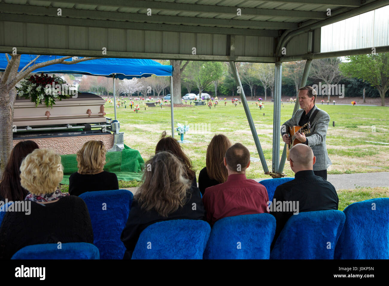 Artista canta in famiglia graveside servizio per amato, Hendersonville, Tennessee, Stati Uniti d'America Foto Stock