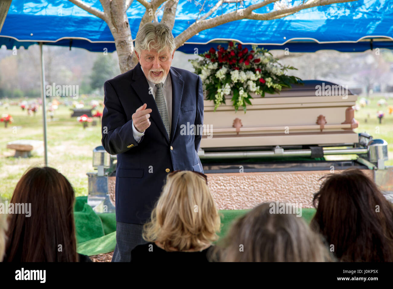 Pastore offre parole di conforto a graveside servizio funebre, Hendersonville, Tennessee, Stati Uniti d'America Foto Stock