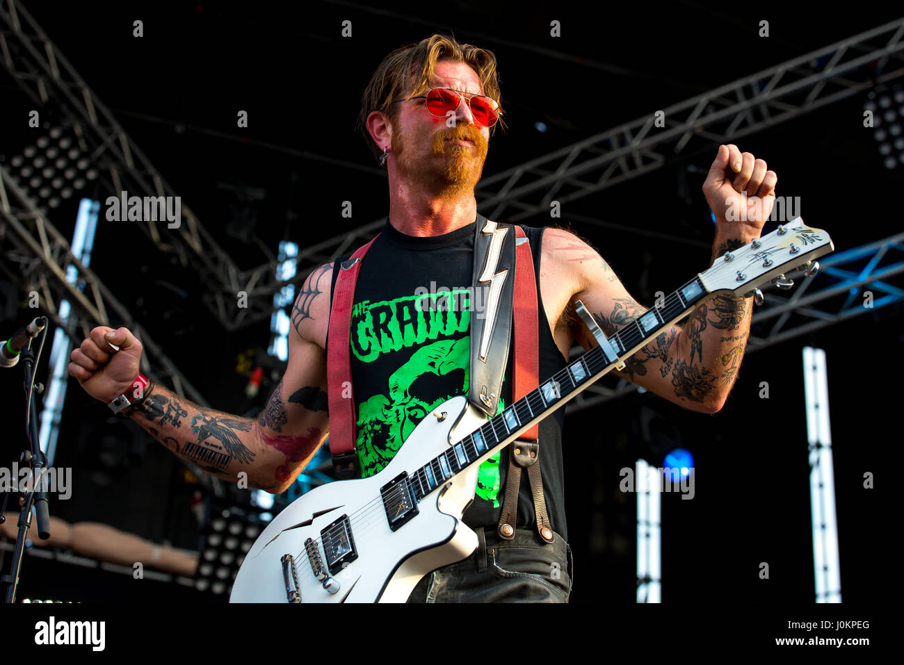MADRID - Sep 10: Eagles of Death Metal (American rock band fondata da Jesse Hughes e Josh Homme) eseguire in concerto a Dcode Festival di Musica a settembre Foto Stock MADRID - Sep 10: Eagles of Death Metal (American rock band fondata da Jesse Hughes e Josh Homme) eseguire in concerto a Dcode Festival di Musica a settembre Foto Stock