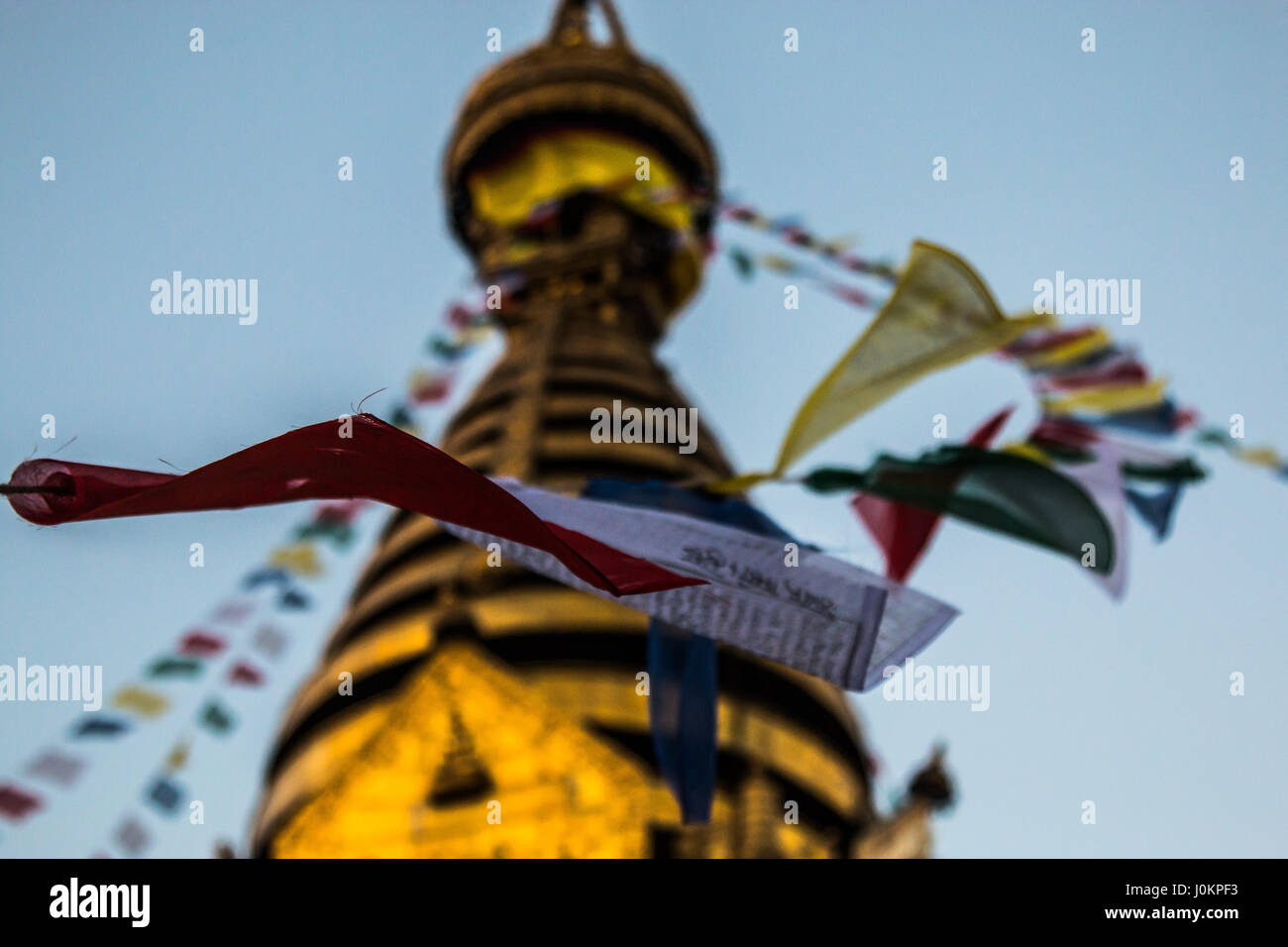 Bandiere di preghiera a Stupa Boudhanath nella città capitale del Nepal, Kathmandu Foto Stock