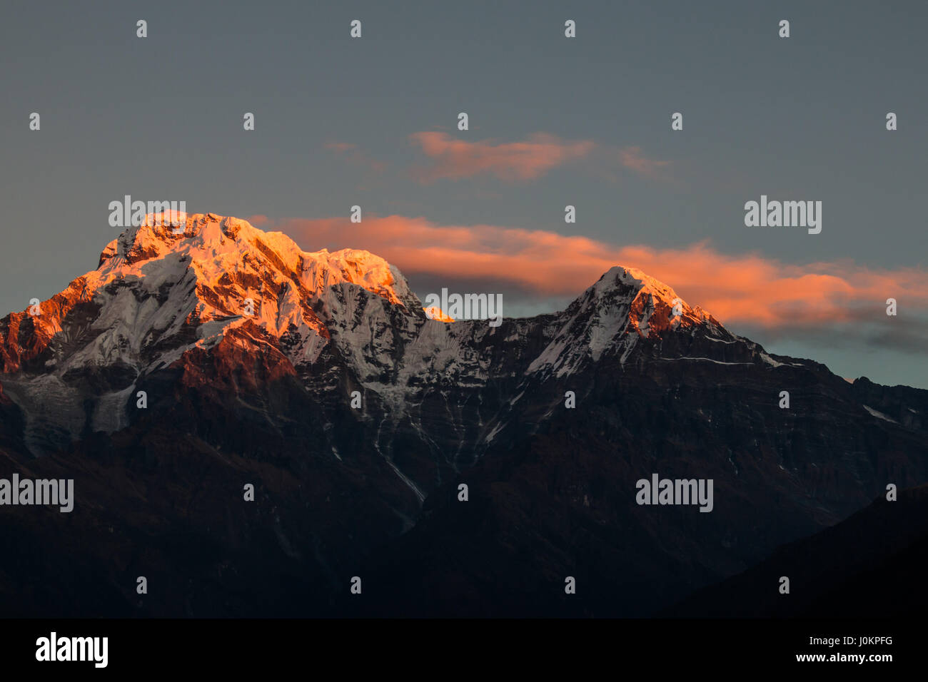 Il bellissimo tramonto glow sulla montagna himalayana vicino annapurna i e ii Foto Stock