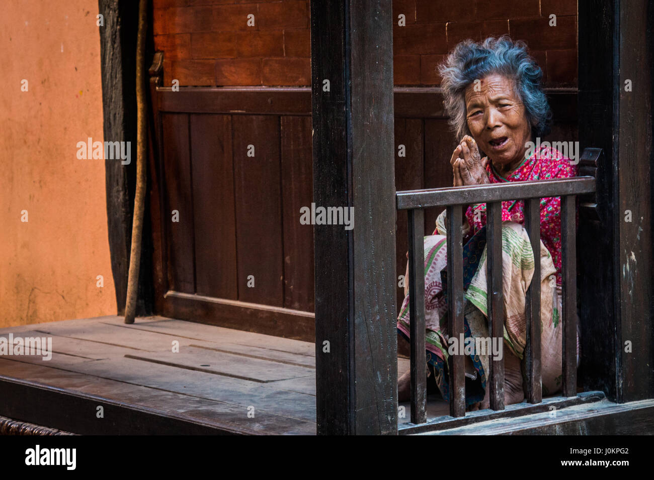 Un sorridente old Lady nella città vecchia di Kathmandu, Nepal Foto Stock