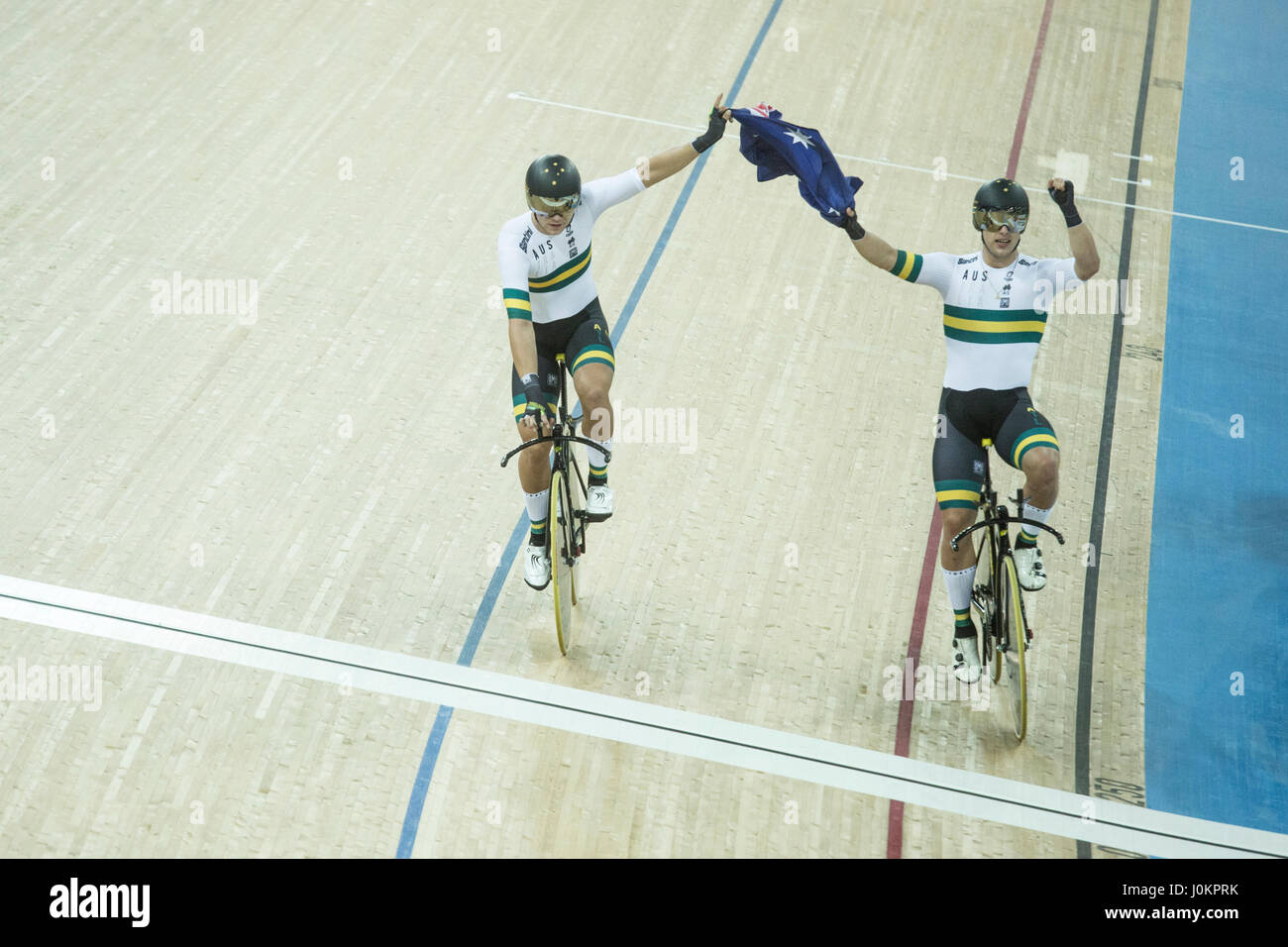 Hong Kong. Xiii Apr, 2017. Australia cycling team con Sam Welsford, Cameron Meyer, Alexander Porter e Nicholas Yallouris vince il uomini della scuderia Perseguimento di Hong Kong durante il via del Campionato del Mondo di Ciclismo a Hong Kong il 13 aprile 2017. Credito: Chan Hei Long/Pacific Press/Alamy Live News Foto Stock