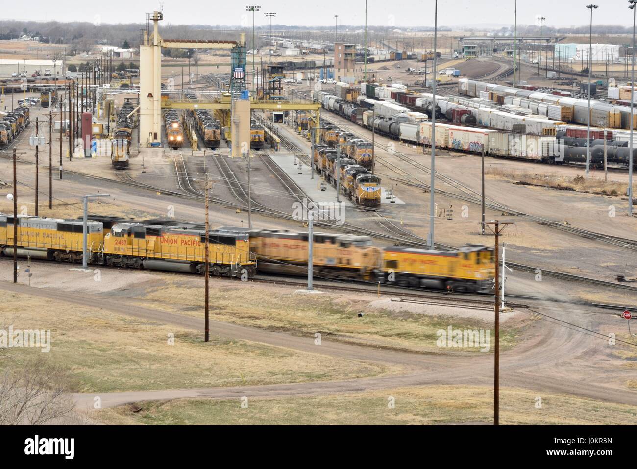 Bailey treno cantiere, il più grande del mondo treno cantiere di classificazione, vista dal ponte di osservazione al Golden Spike Tower, North Platte, Nebraska. Foto Stock