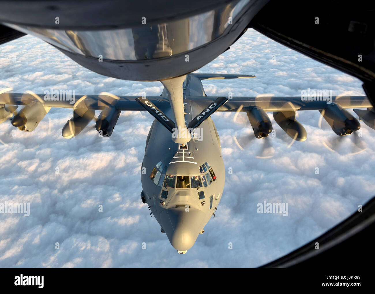 Un MC-130J Commando II riceve il carburante da una KC-135R Stratotanker Foto Stock