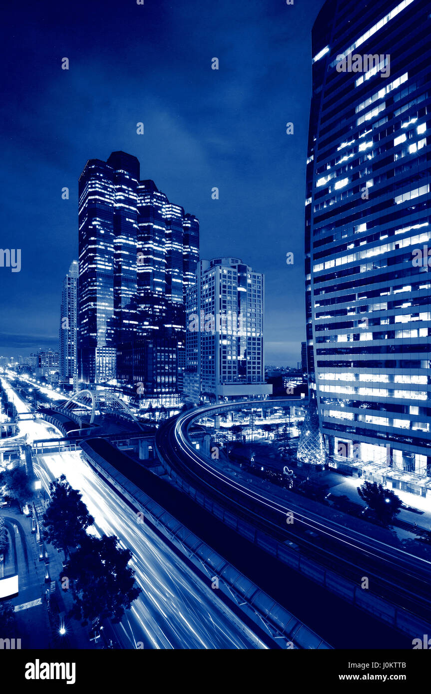 Sathorn intersezione, BTS Chong Nonsi Skytrain, downtown Bangkok, Thailandia Foto Stock