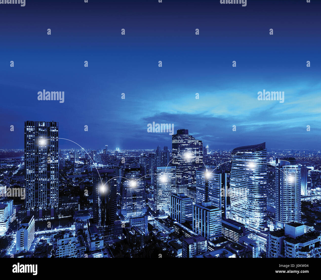 Rete e tecnica di collegamento concetto di centro di Bangkok di notte, grattacieli, Thailandia Foto Stock
