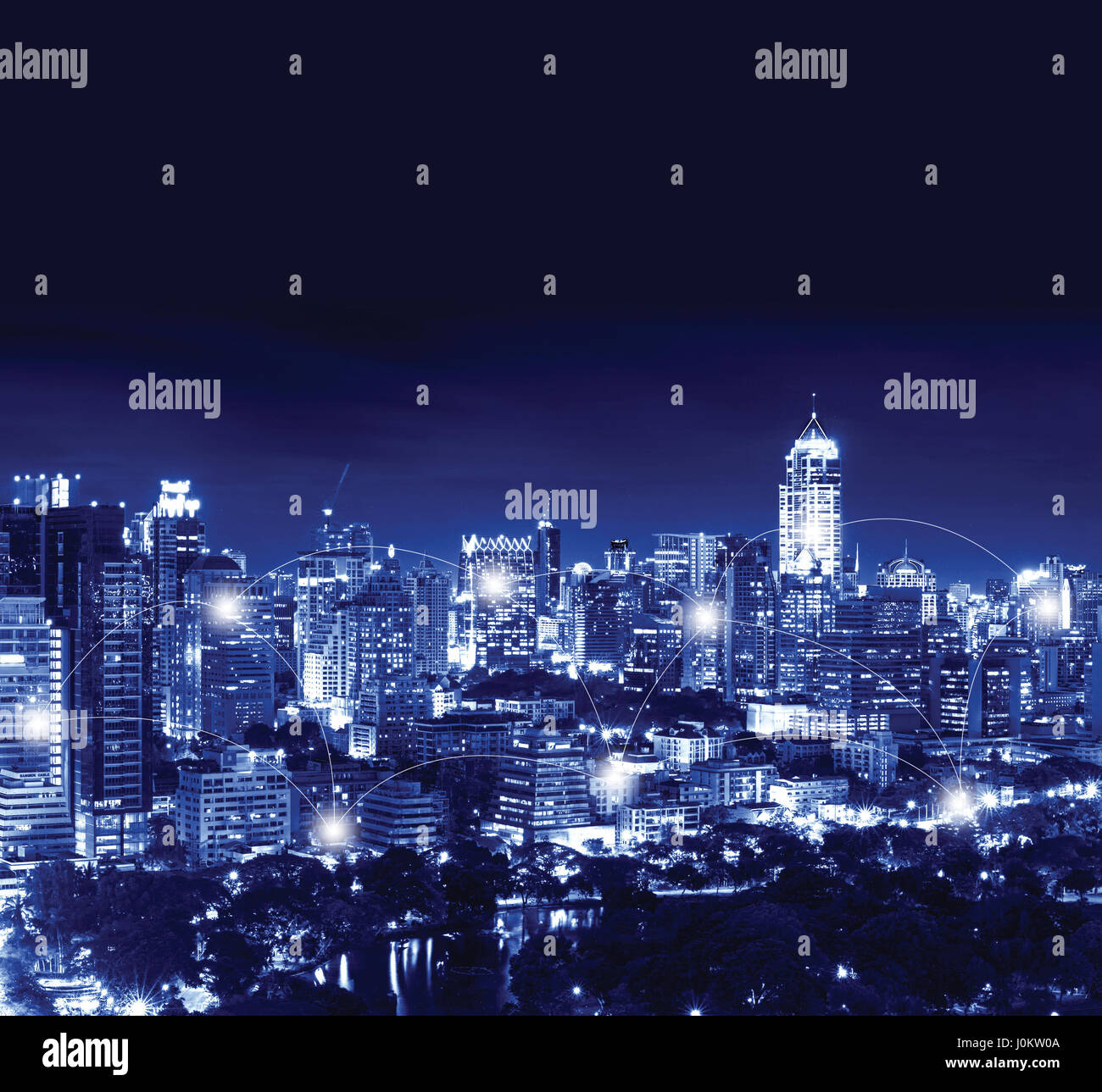 Rete e tecnica di collegamento Concetto di grattacieli nel centro cittadino di Bangkok di notte, Thailandia Foto Stock