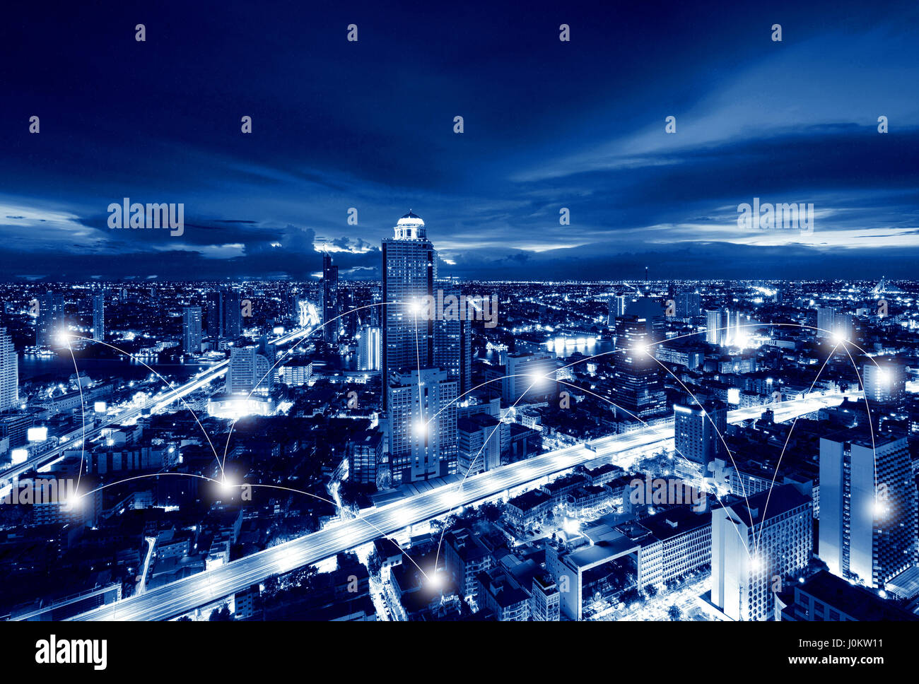 Rete e tecnica di collegamento Concetto di palazzi di Bangkok di notte, Skyline, Thailandia Foto Stock