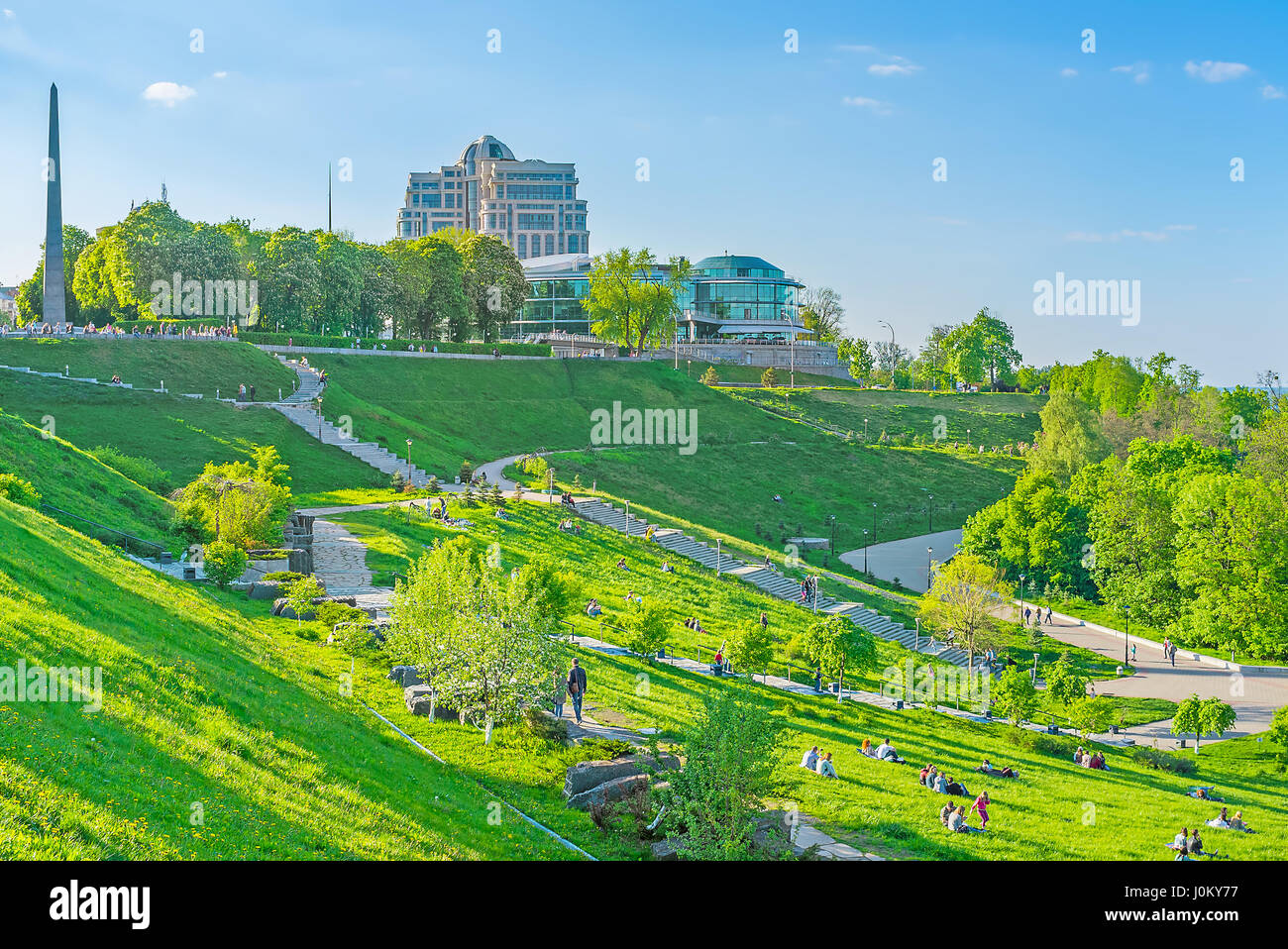 KIEV, UCRAINA - 1 Maggio 2016: Parco della gloria eterna è costituito da terrazze, tanto amata dalle coppie durante la stagione calda, il 1 maggio a Kiev Foto Stock