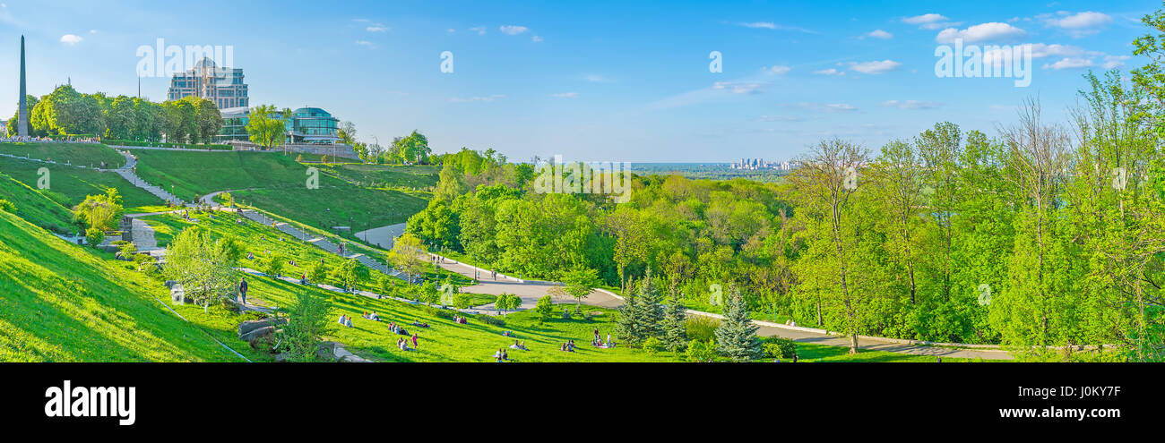 KIEV, UCRAINA - 1° MAGGIO 2016: Vista panoramica sul Parco della Gloria Eterna, uno dei luoghi più popolari tra la gente del posto, il 1° maggio a Kiev Foto Stock