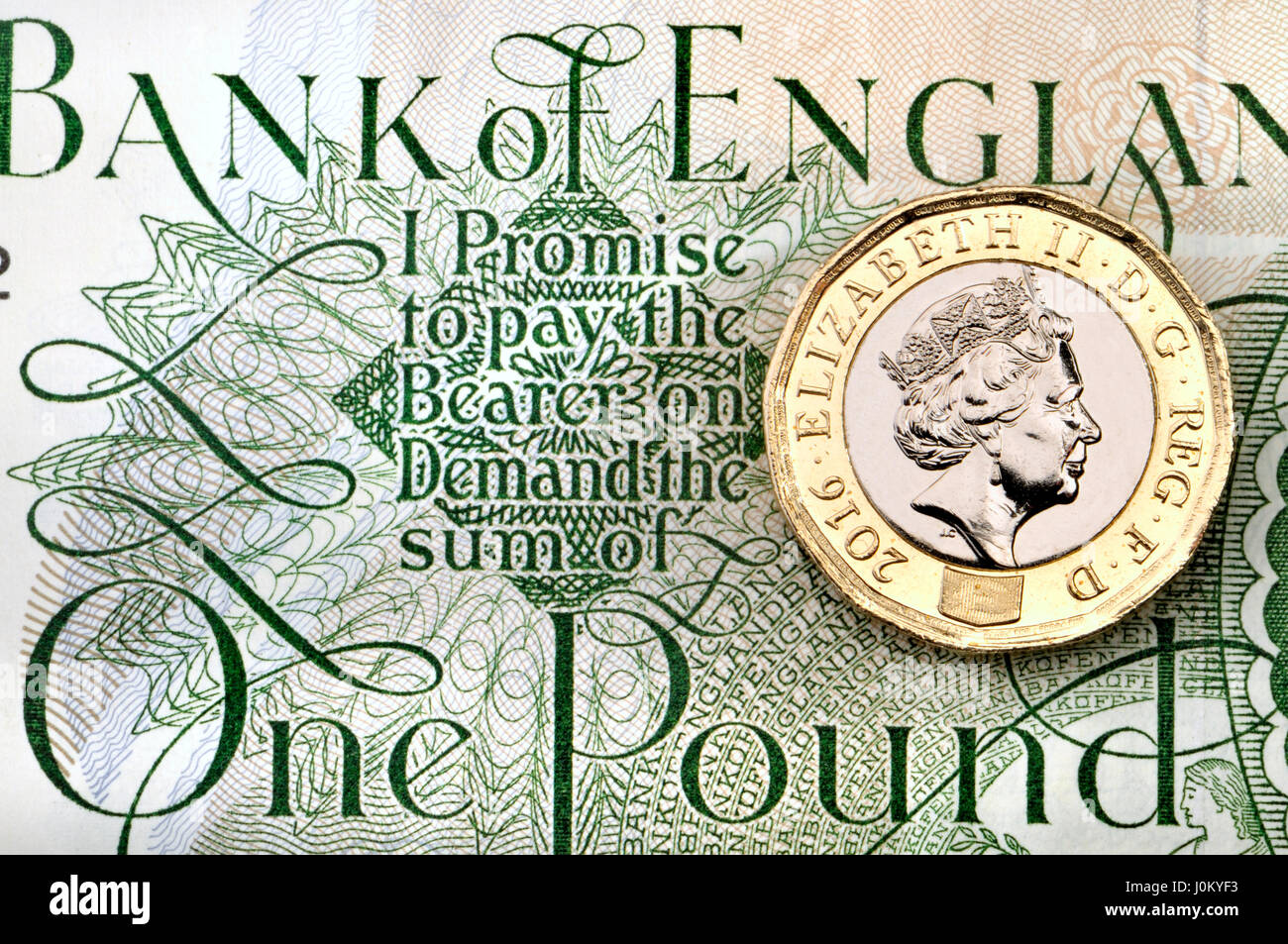 British pound coin - dodici facciate bimetallici di 2017 release (datata 2016) su un vecchio pound nota Foto Stock