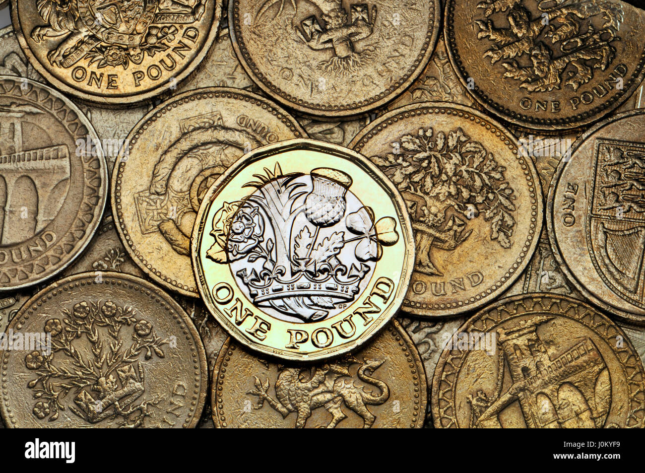 British pound coin - dodici facciate bimetallici di 2017 release (datata 2016) sui vecchi modelli Foto Stock
